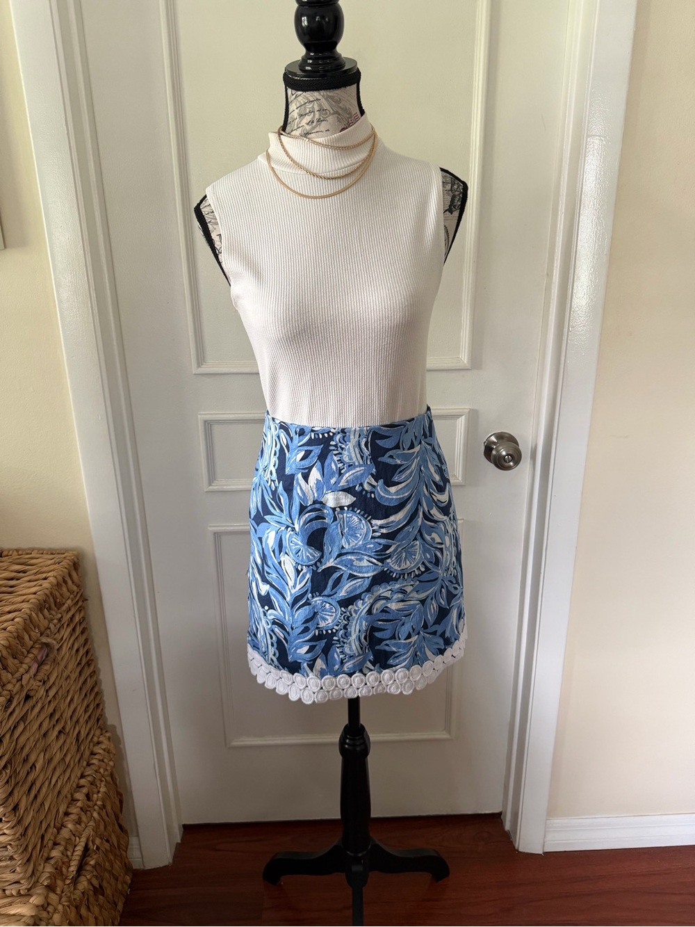 Lilly Pulitzer Size 4 Blue Tropical Floral Embroidered Trim Mini Skirt - Picture 3 of 16